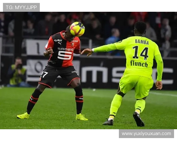 布雷斯特与克莱蒙特的激烈对决揭示法甲新赛季的竞争格局与球队实力分析